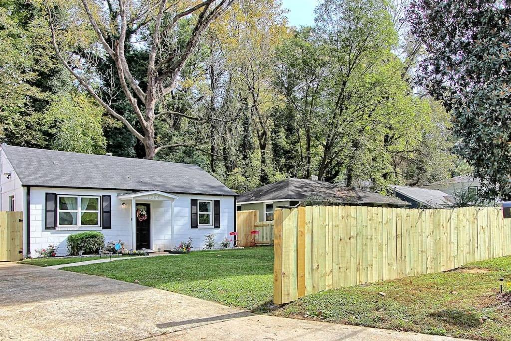 West End Bungalow Perfect To Work, Play, & Escape Atlanta Exterior photo